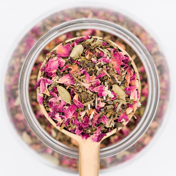 Scoop of Nilgiri Hills decaf loose leaf tea blend. Made with green tea, cardamom and rose petals